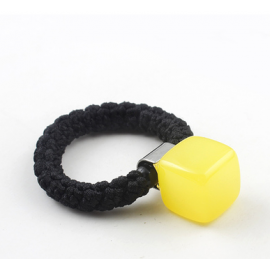 ATTACHE-CHEVEUX AVEC UNE  CUBE JAUNE